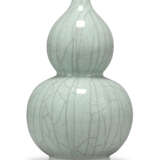 A PAIR OF CHINESE CRACKLE-GLAZED CELADON DOUBLE GOURD VASES ON BRACKETS - Foto 3