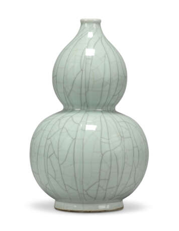 A PAIR OF CHINESE CRACKLE-GLAZED CELADON DOUBLE GOURD VASES ON BRACKETS - фото 3