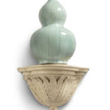 A PAIR OF CHINESE CRACKLE-GLAZED CELADON DOUBLE GOURD VASES ON BRACKETS - Foto 4