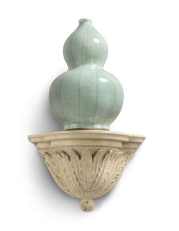 A PAIR OF CHINESE CRACKLE-GLAZED CELADON DOUBLE GOURD VASES ON BRACKETS - фото 4