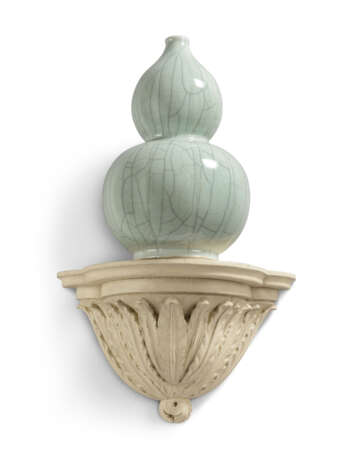 A PAIR OF CHINESE CRACKLE-GLAZED CELADON DOUBLE GOURD VASES ON BRACKETS - photo 5