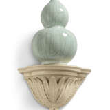 A PAIR OF CHINESE CRACKLE-GLAZED CELADON DOUBLE GOURD VASES ON BRACKETS - Foto 5