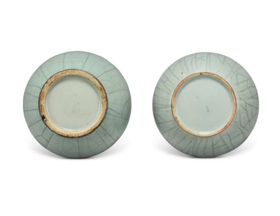 A PAIR OF CHINESE CRACKLE-GLAZED CELADON DOUBLE GOURD VASES ON BRACKETS - Foto 6