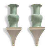 A PAIR OF CHINESE CRACKLE-GLAZED CELADON VASES ON BRACKETS - фото 1