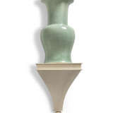 A PAIR OF CHINESE CRACKLE-GLAZED CELADON VASES ON BRACKETS - фото 2