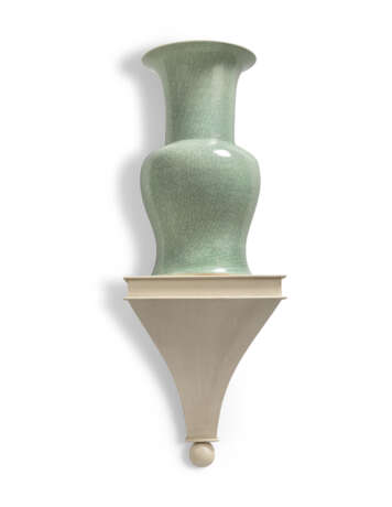 A PAIR OF CHINESE CRACKLE-GLAZED CELADON VASES ON BRACKETS - фото 2