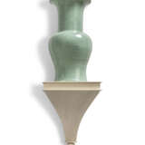 A PAIR OF CHINESE CRACKLE-GLAZED CELADON VASES ON BRACKETS - фото 3