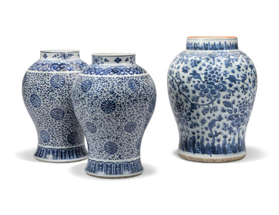 THREE CHINESE BLUE AND WHITE VASES - фото 1