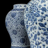 THREE CHINESE BLUE AND WHITE VASES - фото 3