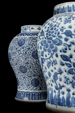 THREE CHINESE BLUE AND WHITE VASES - Foto 3