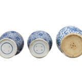 THREE CHINESE BLUE AND WHITE VASES - Foto 4