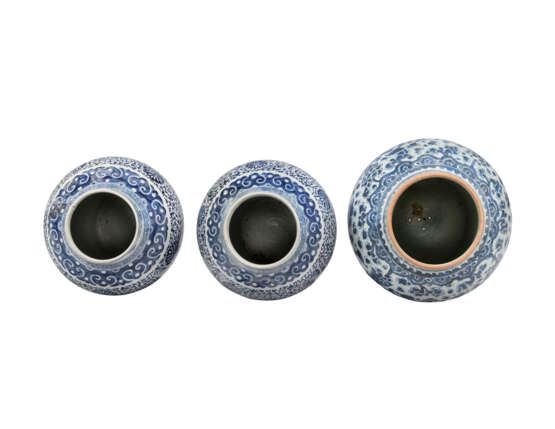 THREE CHINESE BLUE AND WHITE VASES - Foto 5