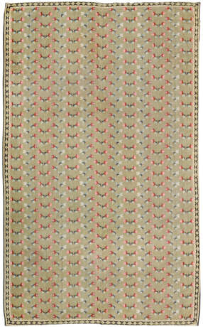 Fowler, John. A FRENCH PINK, BLUE AND GREEN WOVEN CARPET - Foto 1