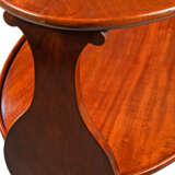 A CONTINENTAL MAHOGANY OVAL TWO-TIER ETAGERE - Foto 4