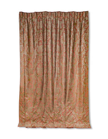 A PAIR OF PINK LINEN AND GREEN-AND-OATMEAL VELVET APPLIQUE 'BROCKHAM' CURTAINS - фото 2