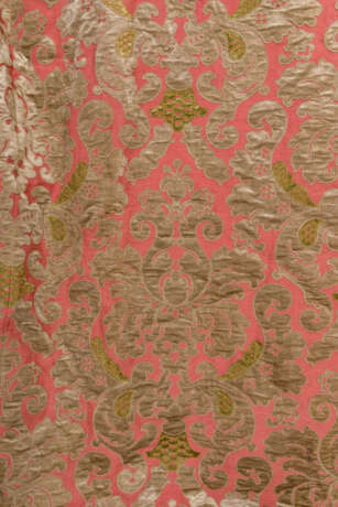 A PAIR OF PINK LINEN AND GREEN-AND-OATMEAL VELVET APPLIQUE 'BROCKHAM' CURTAINS - Foto 4