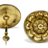 THREE PAIRS OF LACQUERED-BRASS CURTAIN TIE-BACKS - Foto 4
