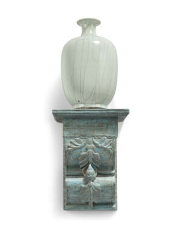 A GROUP OF FIVE CHINESE MONOCHROME VASES ON SIMULATED-VERDIGRIS BRACKETS - photo 6