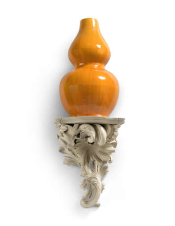 A CHINESE ORANGE-GLAZED DOUBLE GOURD VASE ON BRACKET - фото 1