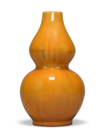 A CHINESE ORANGE-GLAZED DOUBLE GOURD VASE ON BRACKET - фото 4