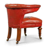 AN EARLY VICTORIAN WALNUT AND RED-LEATHER READING-CHAIR - Foto 3