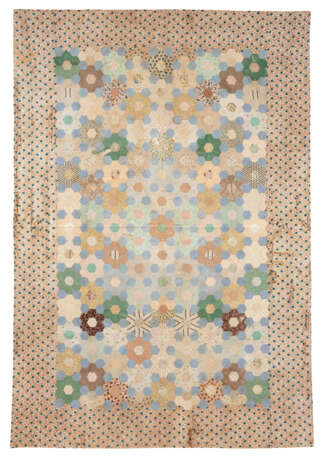A VICTORIAN PRINTED-COTTON PATCHWORK QUILT - фото 1