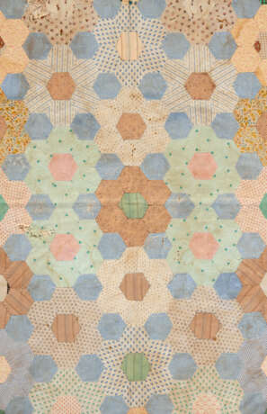 A VICTORIAN PRINTED-COTTON PATCHWORK QUILT - фото 4