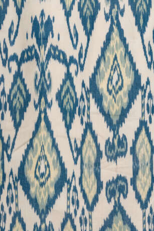 A PAIR OF BLUE, WHITE AND YELLOW IKAT PATTERN COTTON CURTAINS - Foto 2