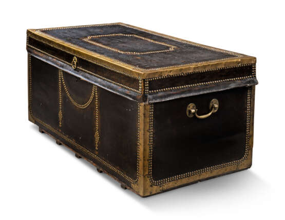 A BRASS-MOUNTED AND STUDDED LEATHER-BOUND LUGGAGE TRUNK - photo 1