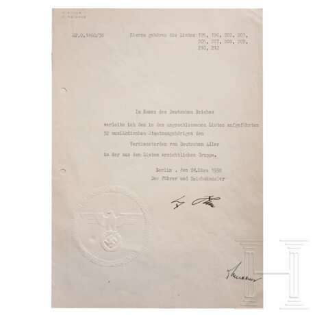 Adolf Hitler und Otto Meissner - Originalunterschriften auf einem Verleihungsdokument - Foto 1