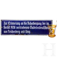 Emailleschild zur Erinnerung an die Beherbergung der Sudetendeutschen aus Reichenberg und Sockelbecher 1938