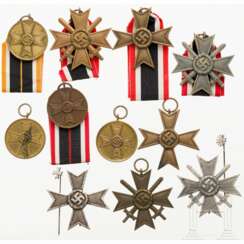 Zehn Auszeichnungen Kriegsverdienstkreuz 1939, verschiedene Stufen