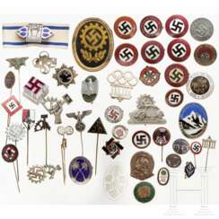 Große Gruppe Kleinabzeichen und Miniaturen von NS-Organisationen