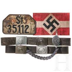 Vier Koppelschlösser, Schützenschnur, HJ-Armbinde, Nummernschild, deutsch, 2. Weltkrieg