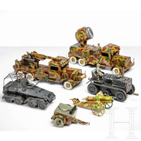 Konvolut TippCo-Flakwagen, Scheinwerferauto, Gama-Raupentraktor, Panzerspähwagen und Zubehör - фото 1