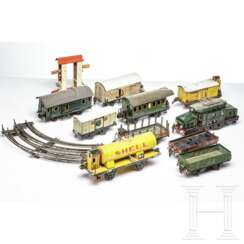 Konvolut Märklin Spur 0 - Kleines Krokodil RV 66/12920 mit neun Waggons und Zubehör