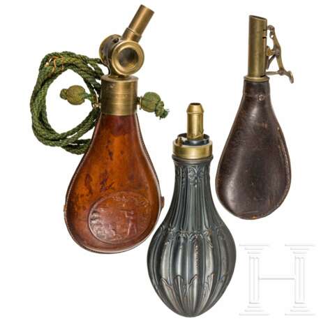 Zwei Pulverflaschen und ein Schrotbeutel, deutsch, 18./19. Jahrhundert - фото 1
