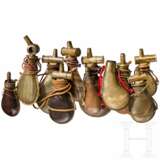 Elf Pulverflaschen, europäisch, 19. Jahrhundert - Foto 1