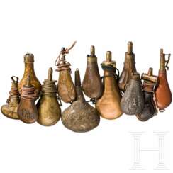 Zwölf Pulverflaschen, meist europäisch, 19. Jahrhundert