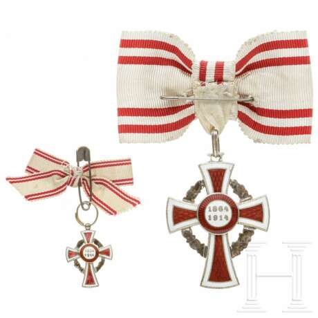 Ehrenzeichen 2. Klasse des österreichischen Roten Kreuzes mit Kriegsdekoration, mit Miniatur, jew. an Damenschleife - photo 2