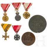 Zwei Medaillen, eine im Etui, fünf Auszeichnungen, zwei Landkarten, jew. k.u.k Österreich - Foto 2