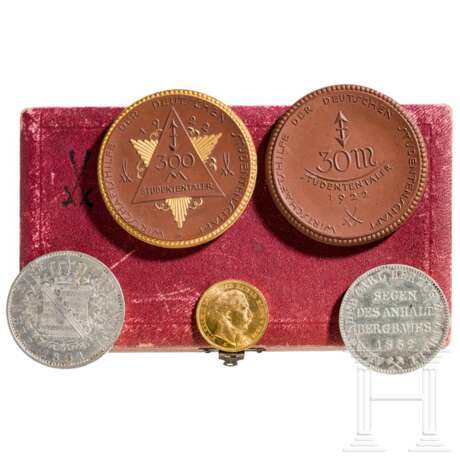 Porzellan Manufaktur Meissen - Medaillen im Etui, Gold- und Silbermünzen - Deutsches Kaiserreich, um 1900 - фото 2