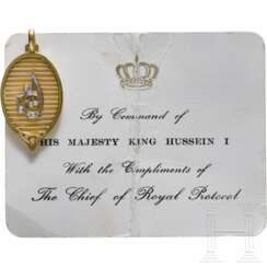 König Hussein I. von Jordanien (1935-99) - diamantbesetzter Goldanhänger mit silbernem Schriftzeichen