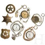 USA - Drei Sheriffabzeichen, drei Taschenuhren, ein Militärkompass - Foto 1