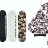 A COLLECTION OF PETER SAVILLE SKATEBOARDS & APPAREL - Foto 1