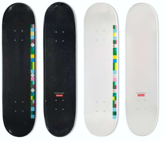 A COLLECTION OF PETER SAVILLE SKATEBOARDS & APPAREL - Foto 3