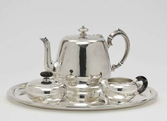 Teekanne, Sahnekännchen, Zuckerdose und ovales Tablett London 1851/1852 (Kanne) bzw. Deutsch  - photo 1