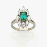 Ring mit Smaragd und Diamanten Frankreich, 1970er-1980er Jahre - Foto 1
