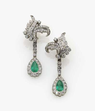 Historische Ohrgehänge mit Smaragdentropfen und Diamanten USA, 1950er-1960er Jahre - photo 1