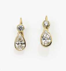 Ein Paar Ohrgehänge mit Diamanttropfen und Brillanten England, 2000er Jahre 